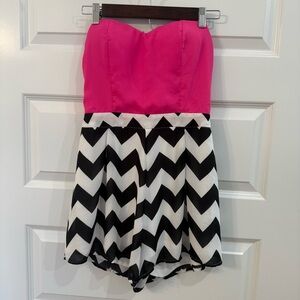 Retro 2010s Preppy Chic Geometric Graphic Pop Art Inspired Chevron Rompet